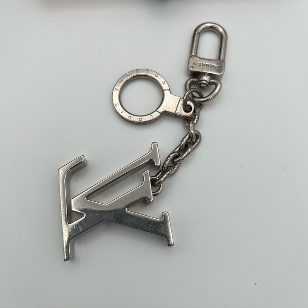Authentic Louis Vuitton silver keychain/keychain in box - Picture 4 of 7